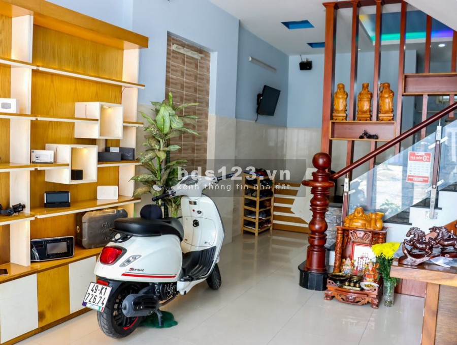 Bán căn nhà trung tâm Hiệp Bình Chánh TP Thủ Đức DTSD 255m2 5 tầng, sổ Hồng Riêng