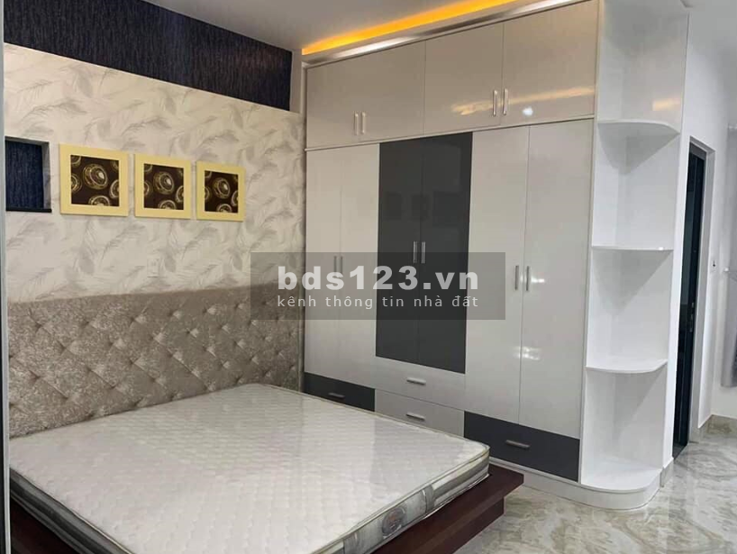 Bán nhà Nguyễn Khang ngõ rộng diện tích sử dụng 40m2 đúc 4 tầng, mặt tiền 5m, lhcc