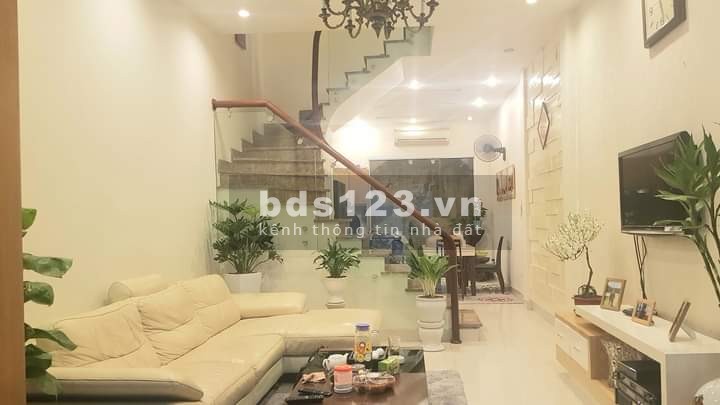 Nhà đẹp chính chủ Cầu Giấy, cực hiếm, mặt ngõ ô tô, diện tích sử dụng 52m2, nhỉnh 9 tỷ.