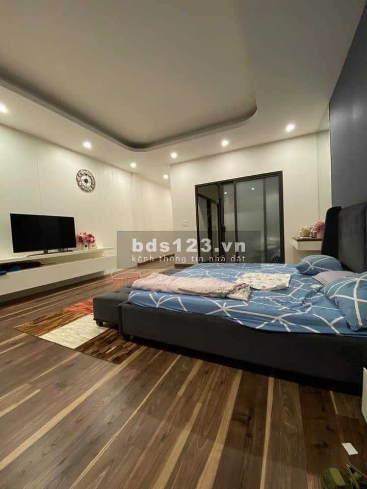 Ngõ to như phố 3 ô tô tránh nhau khu Vip Cầu Giấy, đường đôi Trung Kính, thiết kế hiện đại