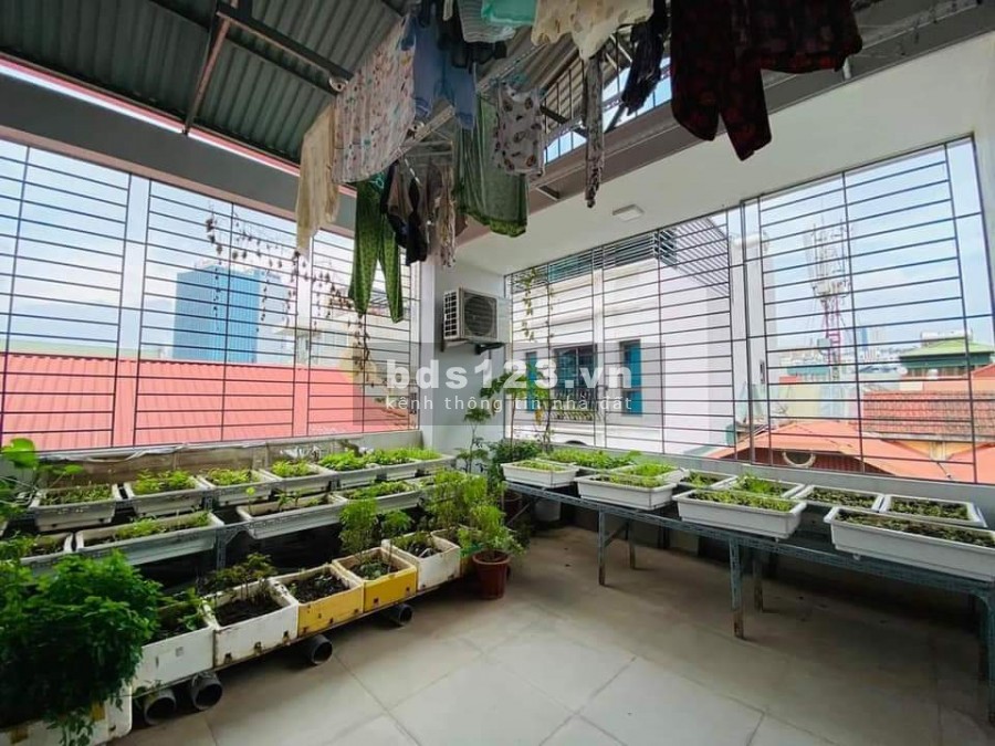 Ngõ to như phố 3 ô tô tránh nhau khu Vip Cầu Giấy, đường đôi Trung Kính, thiết kế hiện đại