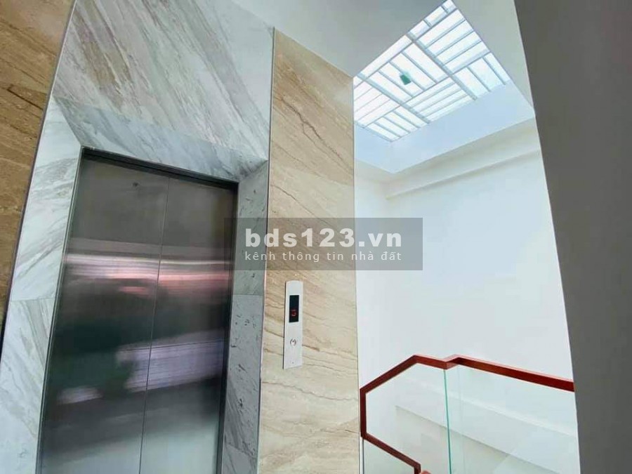 Ngõ to như phố 3 ô tô tránh nhau khu Vip Cầu Giấy, đường đôi Trung Kính, thiết kế hiện đại