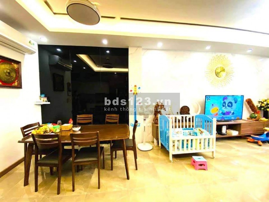 Ngõ to như phố 3 ô tô tránh nhau khu Vip Cầu Giấy, đường đôi Trung Kính, thiết kế hiện đại