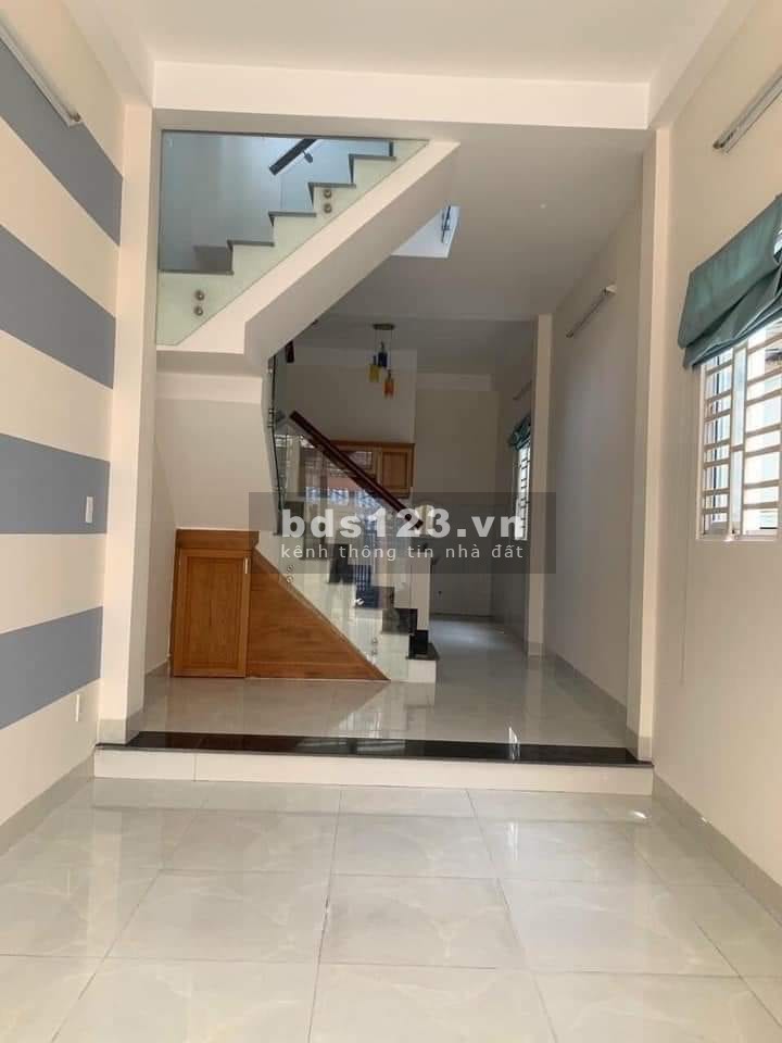Bán nhà nguyên căn gần khu công nghiệp Quận Tân Bình hẻm xe tải dtsd 40m2, giá 3.9 tỷ