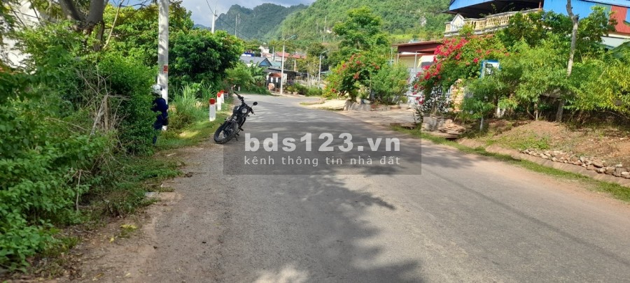 Cần bán diện tích sử dụng 800m2 Đất Mộc Châu gần các trung tâm hành chính công cộng