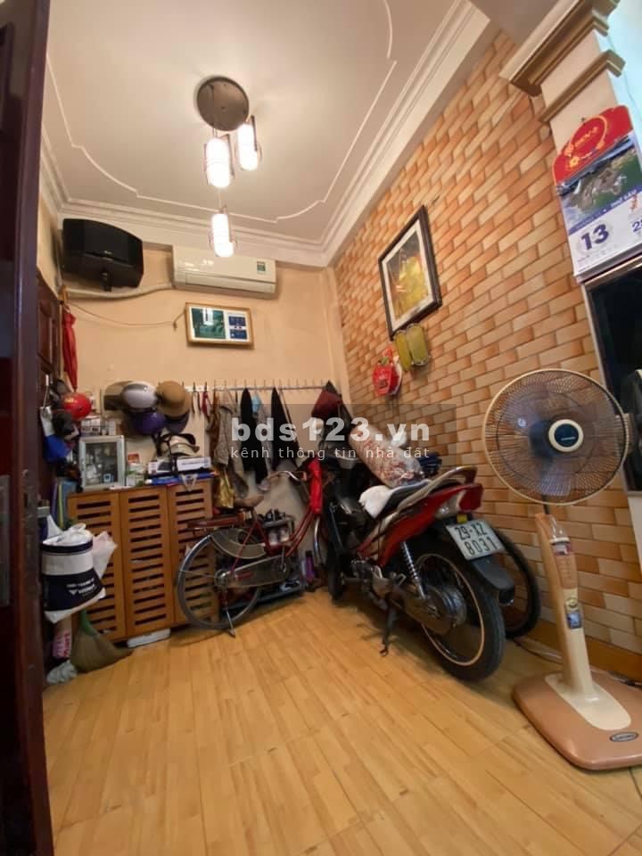Bán nhà Triều Khúc Quận Thanh Xuân, nhà đẹp chục bước ra đường ô tô, 28m2, giá 2,37 tỷ