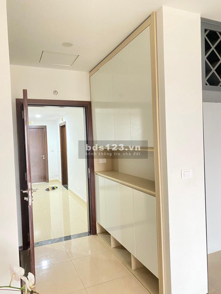 Chung cư bán căn hộ dt 76m2, căn góc đủ nội thất nhập tại Intracom, cầu Nhật Tân giá chỉ 2.4 tỷ