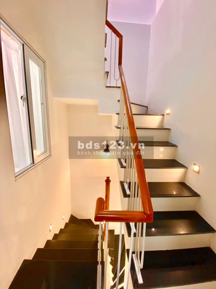 Bán nhà Chùa Láng giá bán 3.8 tỷ gần hồ ô tô đổ cổng, tặng toàn bộ nội thất đẹp sổ nở hậu