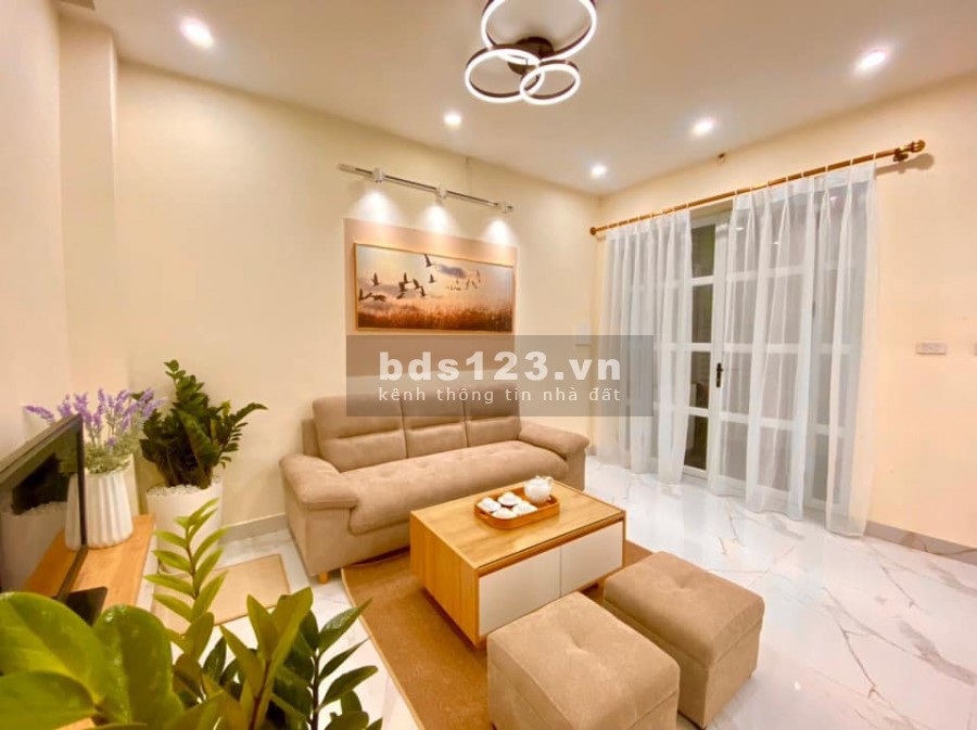 Bán nhà Chùa Láng giá bán 3.8 tỷ gần hồ ô tô đổ cổng, tặng toàn bộ nội thất đẹp sổ nở hậu