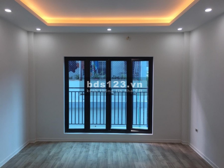 Bán gấp nhà chính chủ Quận Bắc Từ Liêm, mới đẹp ô tô đỗ cổng vào ở được ngay