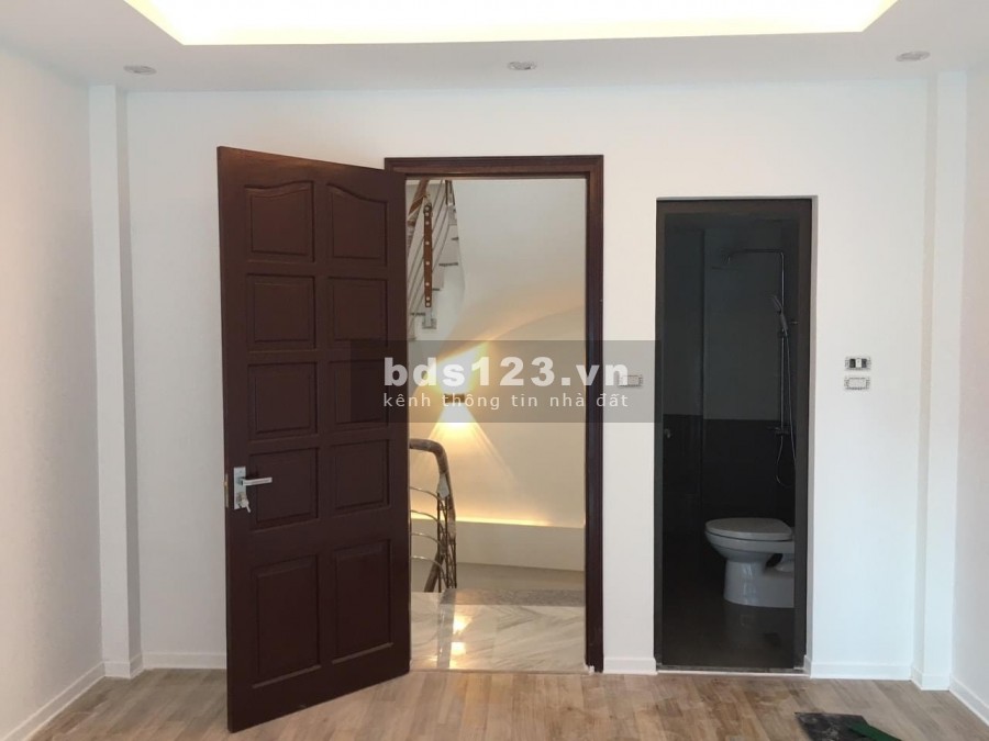 Bán gấp nhà chính chủ Quận Bắc Từ Liêm, mới đẹp ô tô đỗ cổng vào ở được ngay
