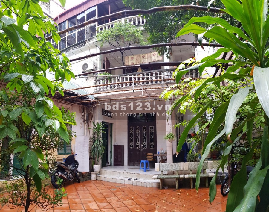 Tôi cho thuê nhà sân vườn 300m2: XD 90m2 3 tầng 3PN, vệ sinh, bếp, khu bàn ăn, Yên Hòa, Cầu Giấy