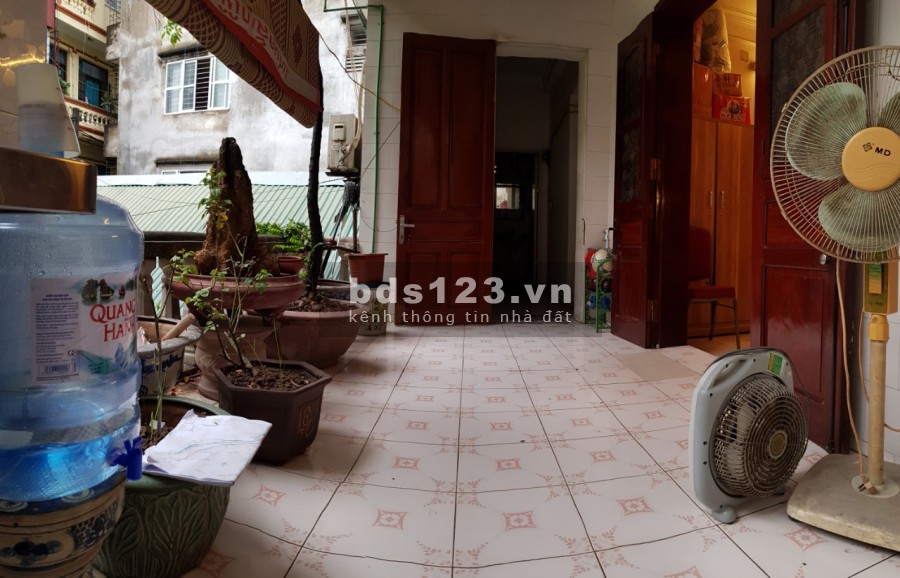 Tôi cho thuê nhà sân vườn 300m2: XD 90m2 3 tầng 3PN, vệ sinh, bếp, khu bàn ăn, Yên Hòa, Cầu Giấy