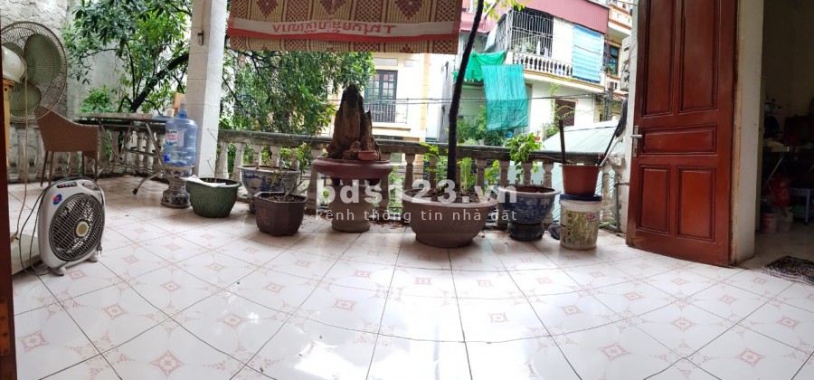 Tôi cho thuê nhà sân vườn 300m2: XD 90m2 3 tầng 3PN, vệ sinh, bếp, khu bàn ăn, Yên Hòa, Cầu Giấy