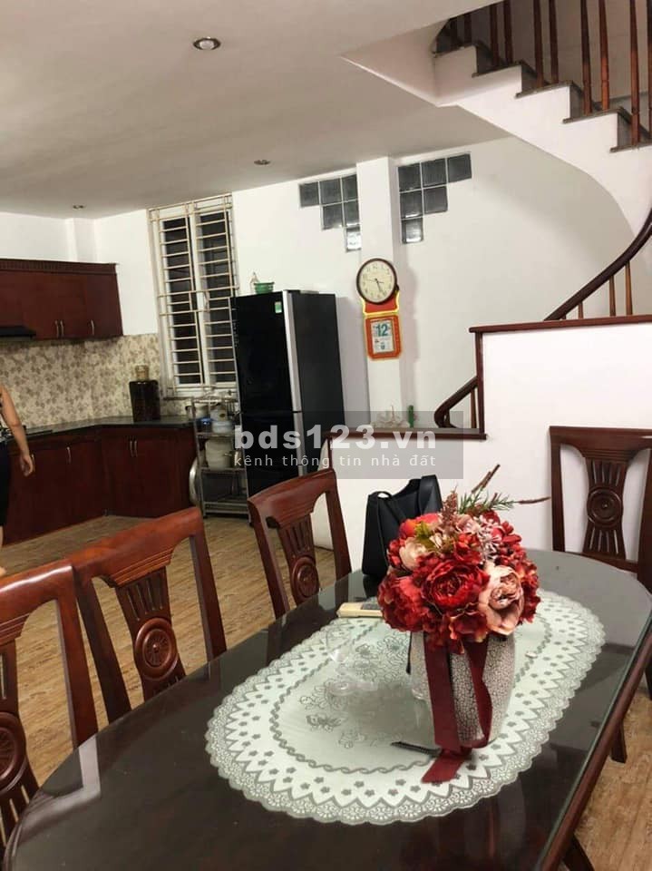 Bán nhà nguyên căn ngay chân toà Mipec Long Biên, bao đẹp, thông thoáng, dt 40m2, giá 2.9 tỷ