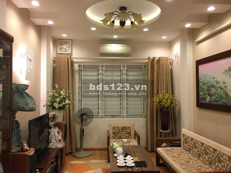 Bán nhà phân lô ngõ 102 Pháo Đài Láng diện tích 45m2, 5 tầng đúc, gần phố , giá 4,2 tỷ.