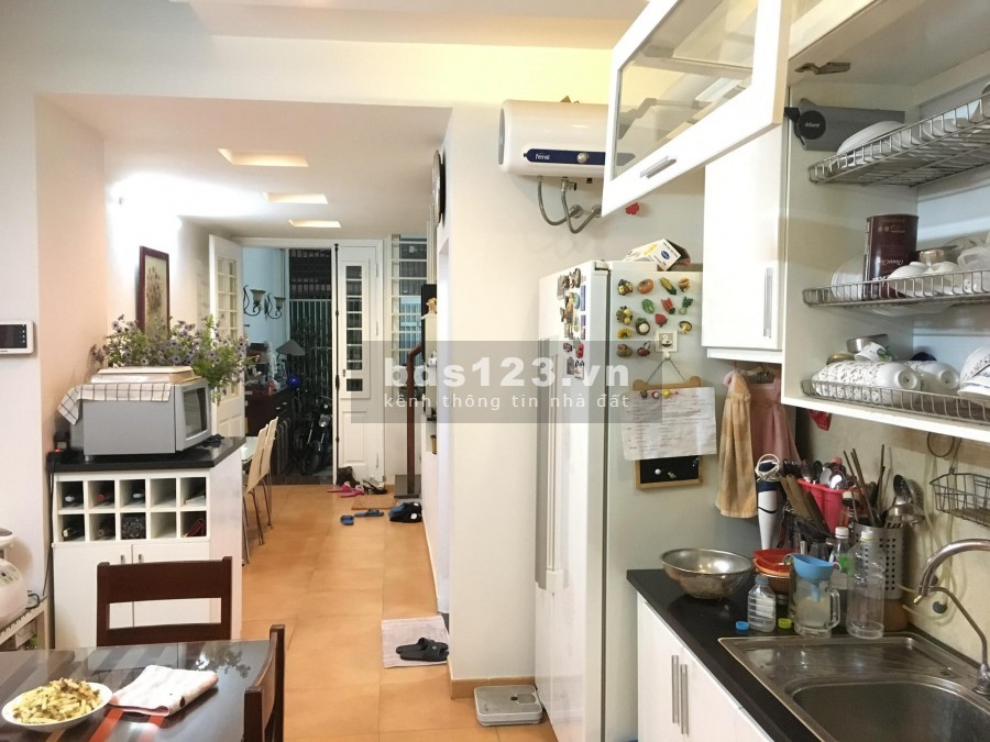 Bán nhà phân lô ngõ 102 Pháo Đài Láng diện tích 45m2, 5 tầng đúc, gần phố , giá 4,2 tỷ.