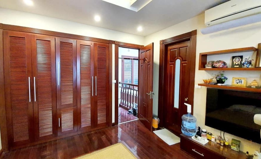 Bán nhà Tôn Thất Tùng 5 tầng thiết kế mới đẹp tiện ích khu dân trí cao, tiện ích đầy đủ
