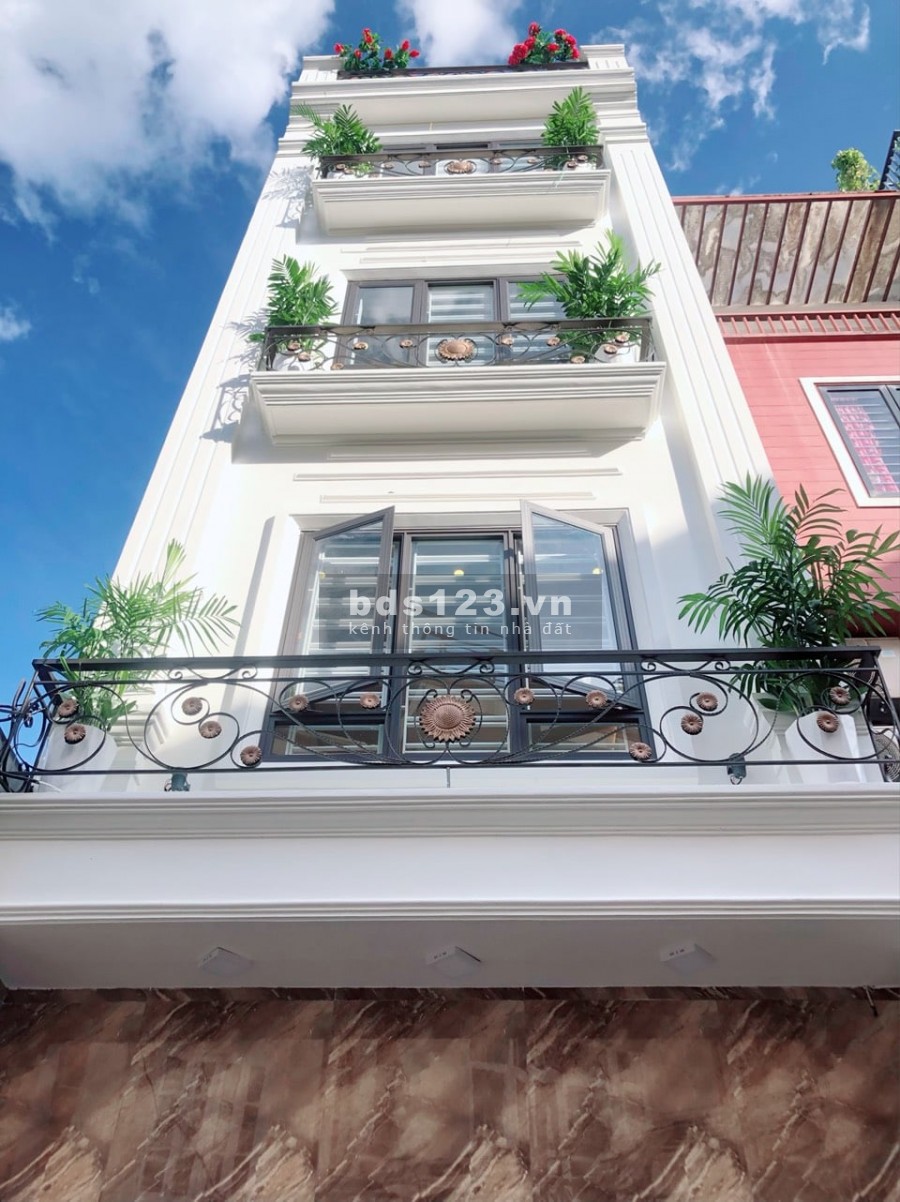 Bán nhà nguyên căn ngay chân toà Mipec Long Biên, bao đẹp, thông thoáng, dt 40m2, giá 2.9 tỷ