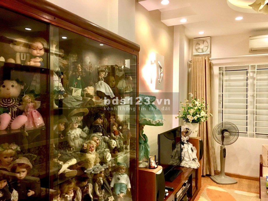 Bán nhà phân lô ngõ 102 Pháo Đài Láng diện tích 45m2, 5 tầng đúc, gần phố , giá 4,2 tỷ.