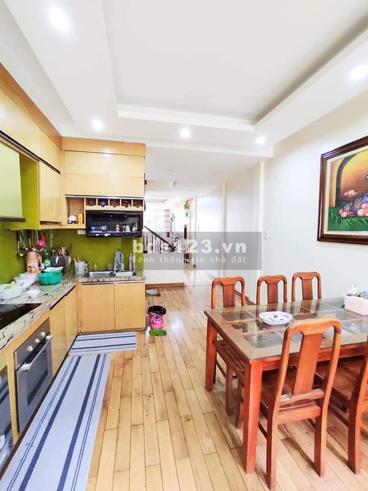 Nhà có việc cần tiền nên bán gấp nhà Nguyễn Văn Cừ, diện tích 56.4m2, 5 Tầng, giá nhỉnh 4 tỷ