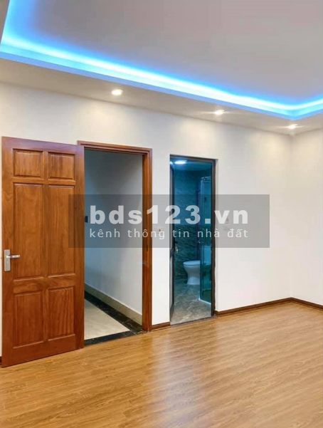 Siêu phẩm quận Cầu Giấy, Hà Nội - Mặt tiền 5m, 10m ô tô đỗ, diện tích 42m2 - 3 Ngủ, giá tốt