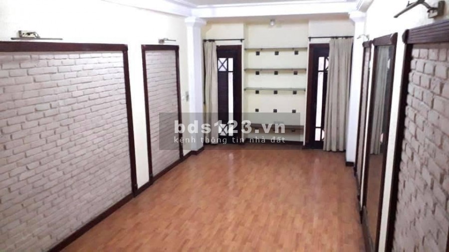 Bán gấp nhà Cầu Giấy, có gara ô tô, diện tích sử dụng 40m2 giá chỉ 6.1 tỷ sổ đỏ phân lô