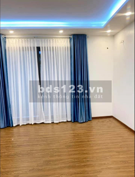 Siêu phẩm quận Cầu Giấy, Hà Nội - Mặt tiền 5m, 10m ô tô đỗ, diện tích 42m2 - 3 Ngủ, giá tốt