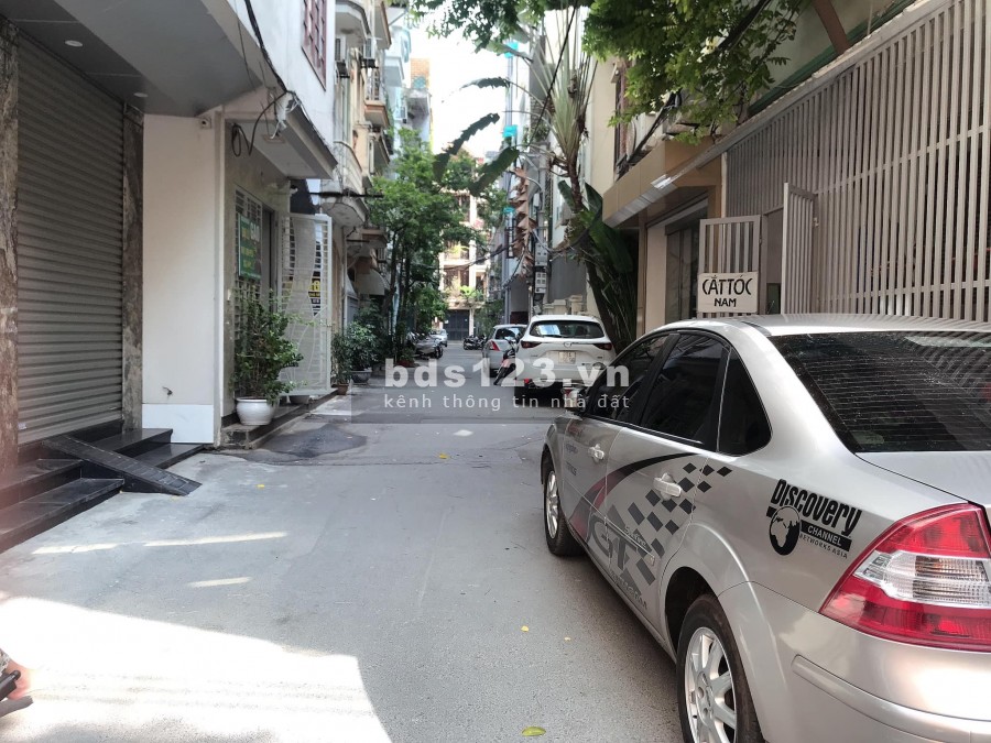 Bán nhà trung tâm Cầu Giấy, trước nhà 2 ô tô tránh chỉ 6.9 tỷ.
