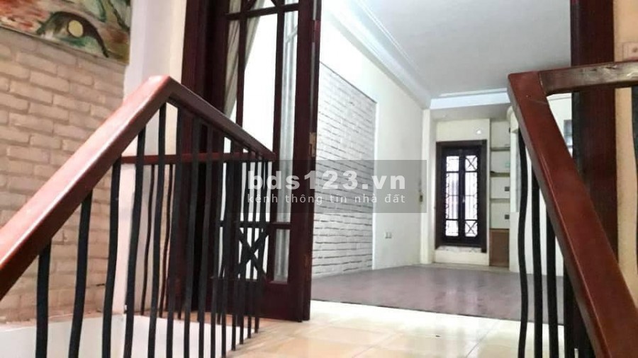 Bán gấp nhà Cầu Giấy, có gara ô tô, diện tích sử dụng 40m2 giá chỉ 6.1 tỷ sổ đỏ phân lô