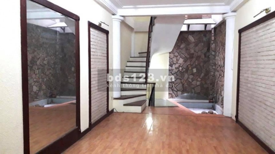 Bán gấp nhà Cầu Giấy, có gara ô tô, diện tích sử dụng 40m2 giá chỉ 6.1 tỷ sổ đỏ phân lô