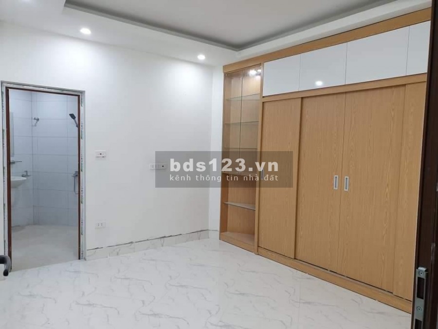 Chính chủ cần bán nhà Nguyễn Đình Hoàn, diện tích 24m2, nhà 4 tầng, mặt tiền 7m, giá tốt