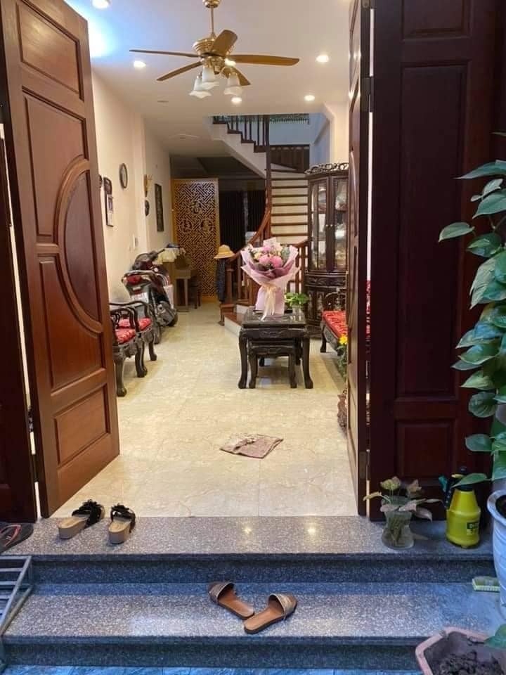Hơn cả 1 siêu phẩm Phố Thịnh Quang, ôtô đậu cạnh nhà, cạnh chợ lớn DT 35m2 giá hộ nghèo