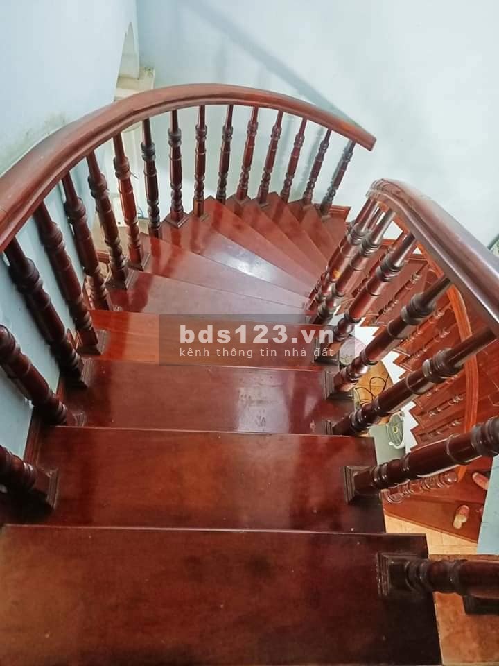 Bán nhà Giải Phóng view gần hồ ngõ thoáng rộng. nhà dân xây tặng nội thất toàn gỗ lim