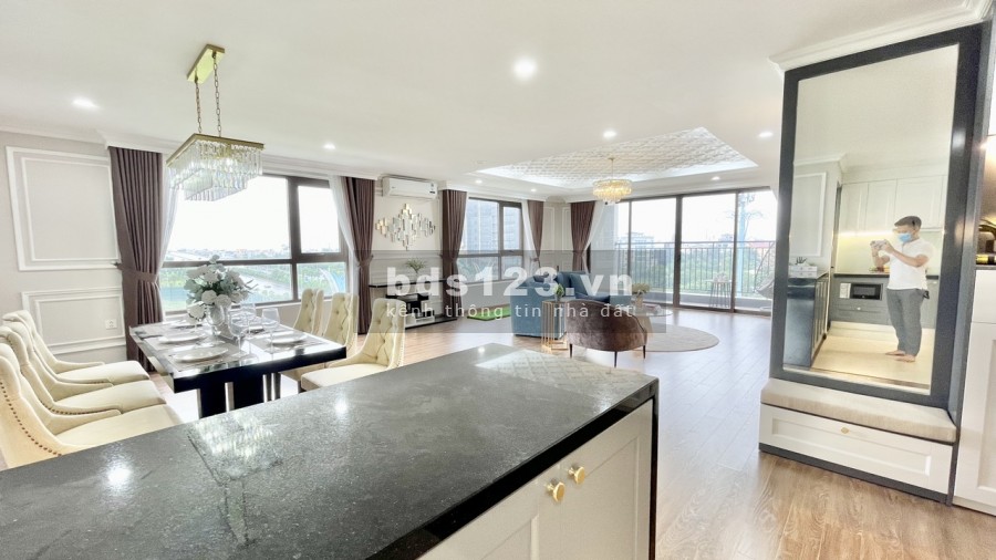 Bán căn hộ 3PN/168m2, Full đồ, Giá 5,6 tỷ, View Hồ Tây + Lotte Mall. Dự án Udic Westlake
