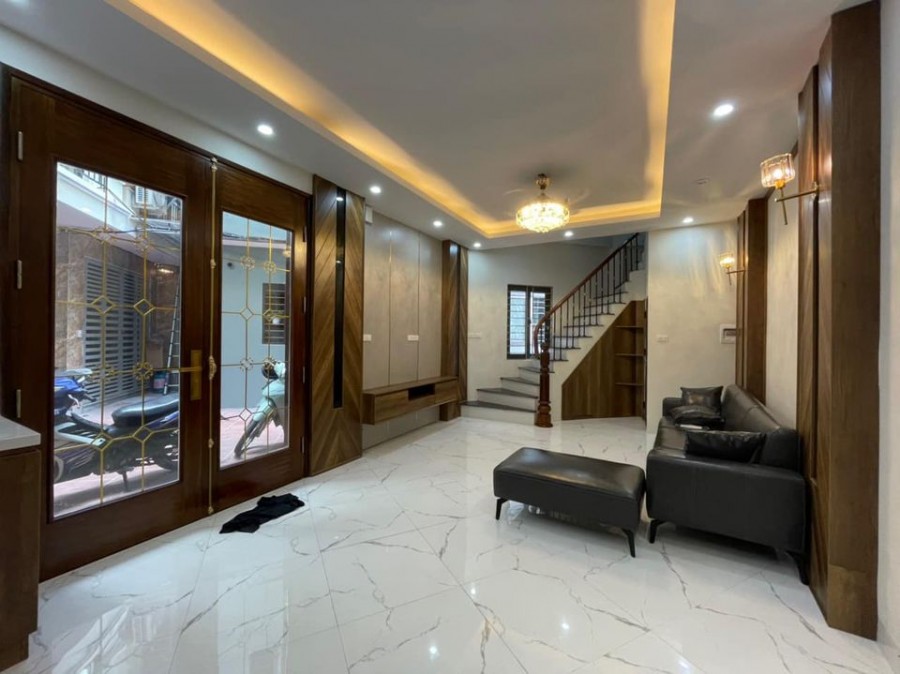 Cần bán nhà Nguyễn Văn Cừ trung tâm Long Biên dtsd 36m2 3 tầng giá 2,7 tỷ sổ vuông đét