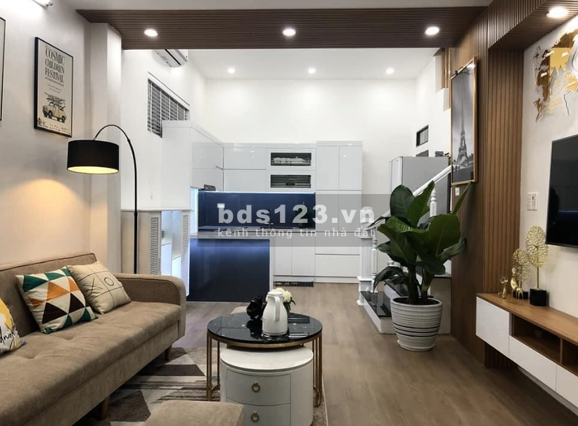 Bán nhà nguyên căn đẹp thoáng mát ô tô 4 chỗ đỗ cửa cách hồ 5m, giá tốt, lh 0339302180