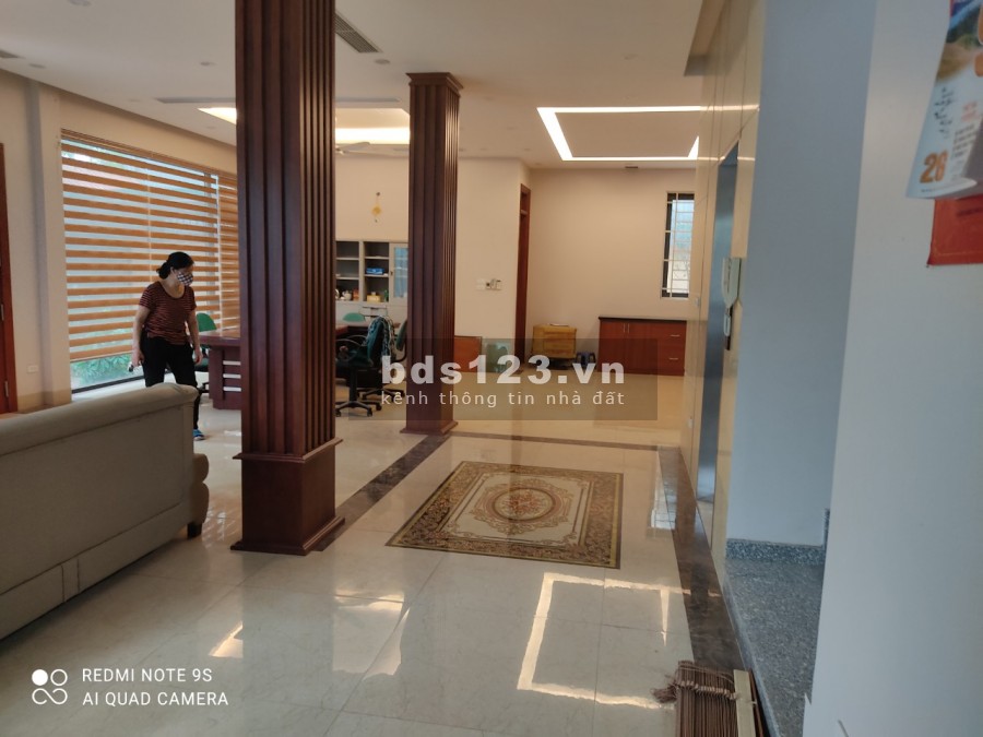 Cho thuê Biệt thự Lô góc khu Vườn Đào, DT 270m2 x4 tầng có sân vườn, thang máy
