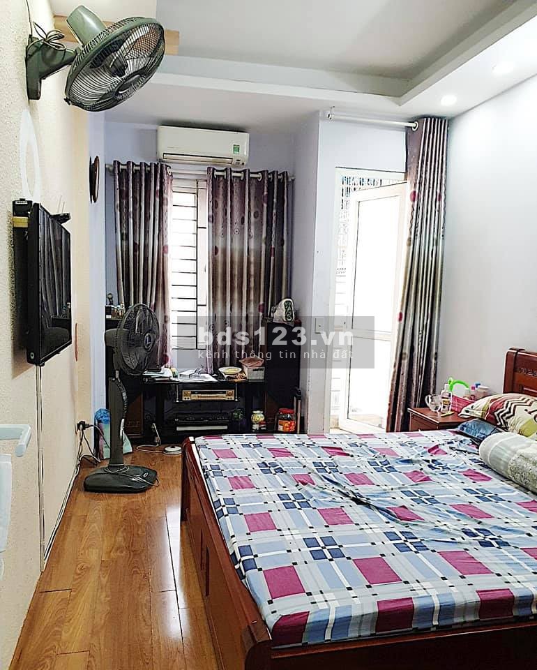 Bán gấp nhà lô góc, Yên Hòa Trung Kính diện tích 45m2 6 tầng, cách phố 30m, giá 4,6 tỷ.