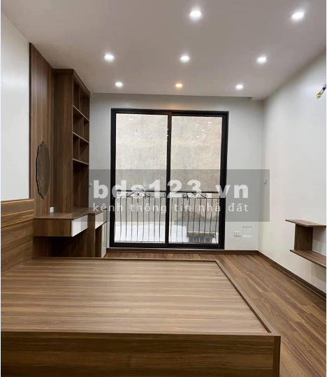 Bán nhà nguyên căn đẹp thoáng mát ô tô 4 chỗ đỗ cửa cách hồ 5m, giá tốt, lh 0339302180