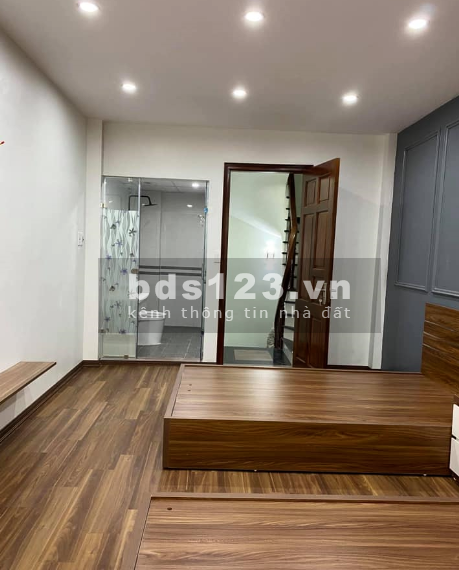 Bán nhà nguyên căn đẹp thoáng mát ô tô 4 chỗ đỗ cửa cách hồ 5m, giá tốt, lh 0339302180