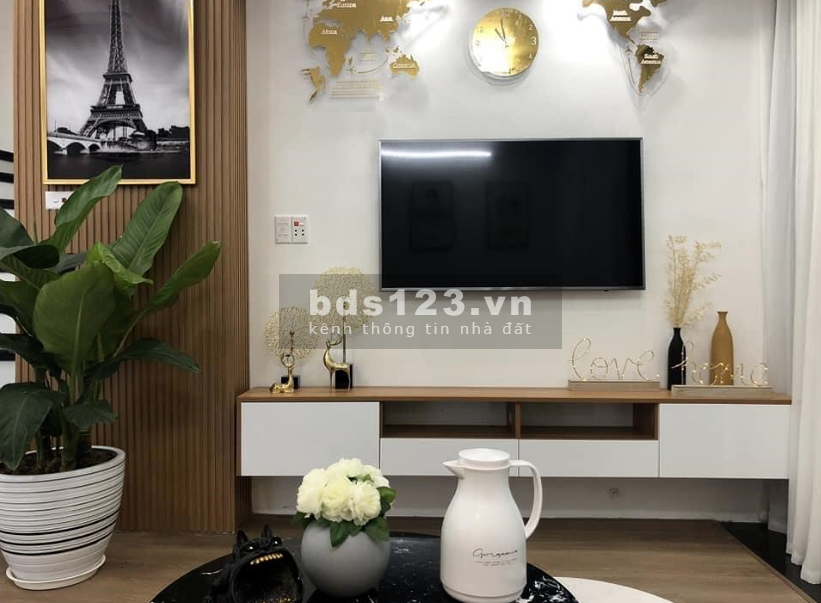 Bán nhà nguyên căn đẹp thoáng mát ô tô 4 chỗ đỗ cửa cách hồ 5m, giá tốt, lh 0339302180