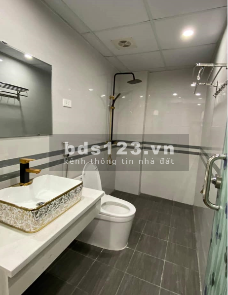 Bán nhà nguyên căn đẹp thoáng mát ô tô 4 chỗ đỗ cửa cách hồ 5m, giá tốt, lh 0339302180
