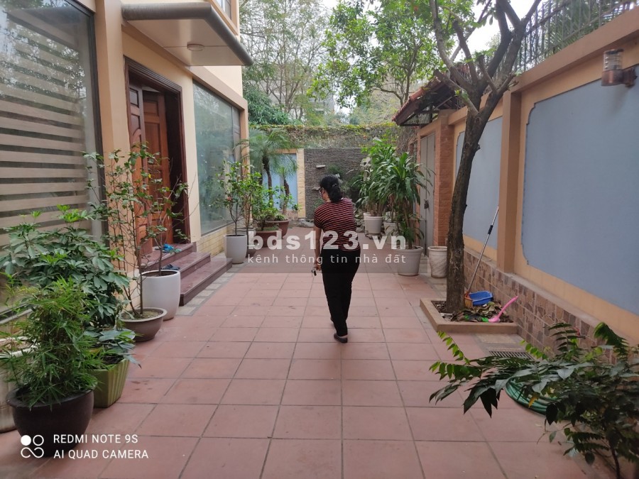 Cho thuê Biệt thự Lô góc khu Vườn Đào, DT 270m2 x4 tầng có sân vườn, thang máy