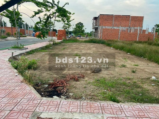 Bán gấp lô góc đất thổ cư diện tích sử dụng 110m2 gần chợ Bình Chánh, xã Bình Chánh