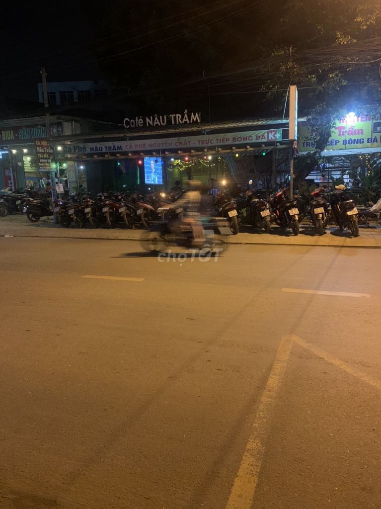 Cho thuê hoặc sang quán cafe 200m mtie đường lớn.