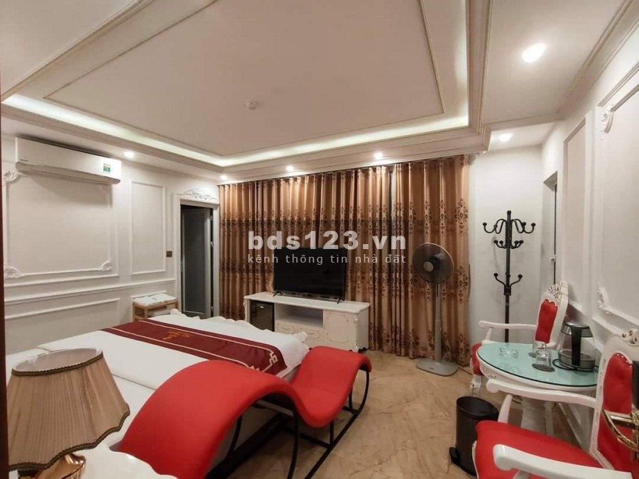 Khách sạn Cổ Linh diện tích sử dụng 108m2, 8 tầng, giá bán 34 tỷ mặt tiền lớn, doanh thu lớn