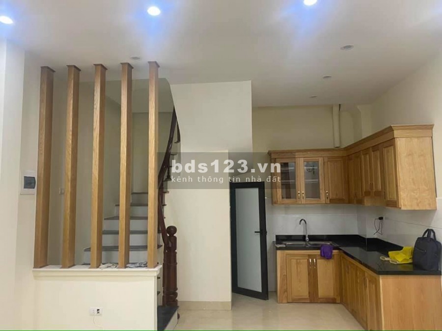 Bán nhà nguyên căn phố Đội Cấn dtsd 30m2 đúc 5 tầng, ngõ thông ở luôn giá bán 3.4 tỷ