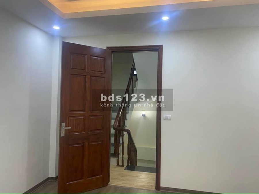 Bán nhà nguyên căn phố Đội Cấn dtsd 30m2 đúc 5 tầng, ngõ thông ở luôn giá bán 3.4 tỷ