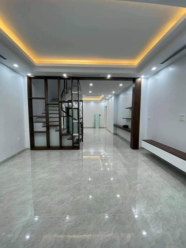 Nhà đẹp tiền hiếm ngõ rộng gần ô tô tại phố Lĩnh Nam dtsd 35m2, 5 tầng đú, giá. chỉ 2.95 tỷ